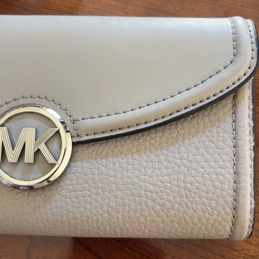 Michael Kors Fulton large Gray Leather Wallet / Flap Closure lots of space NWOT